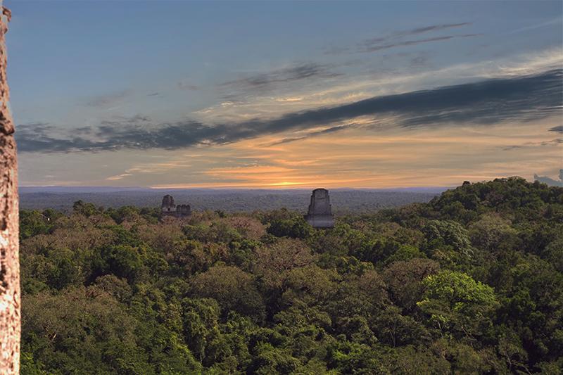 Vive la magia del amanecer en Tikal