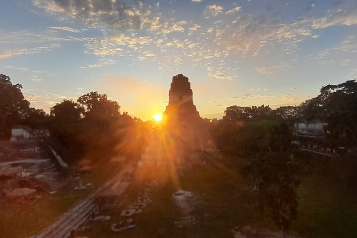 Amanecer en Tikal y Tour Arqueológico
