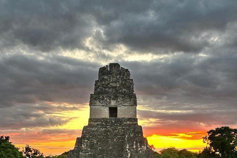 Desde Flores Tour al Atardecer en Tikal
