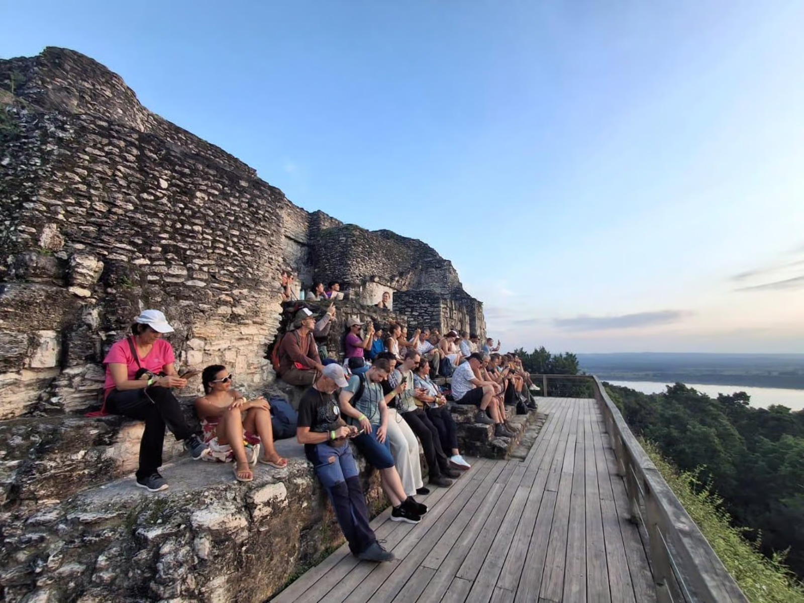 Atardecer Místico en Yaxhá: Magia entre Dos Lagunas