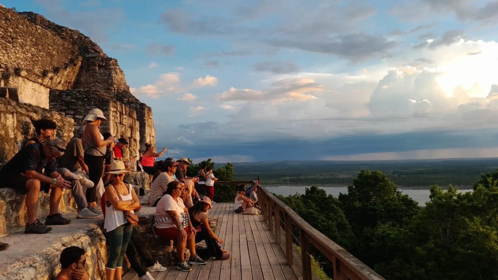 Atardecer Místico en Yaxhá: Magia entre Dos Lagunas (Entradas incluidas)